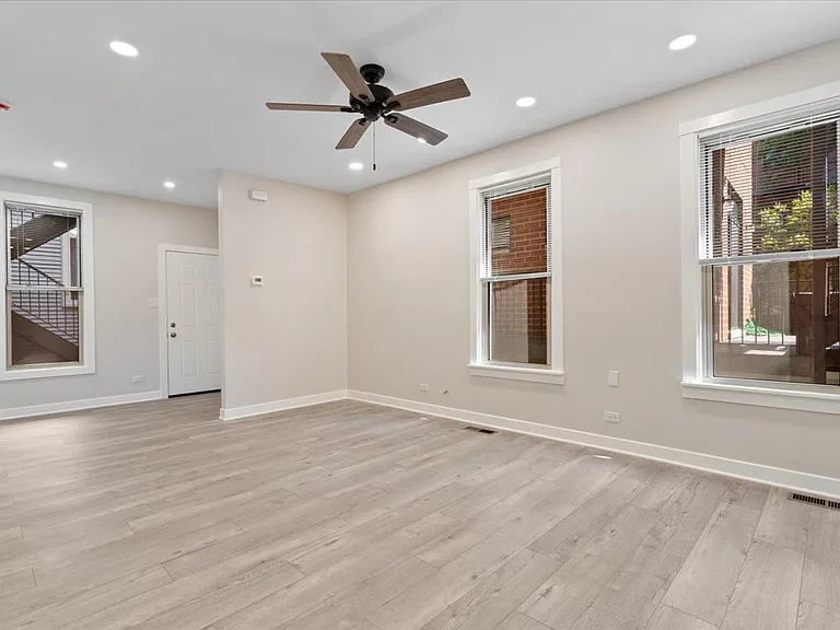 2742 N Seminary Ave #CH2 — Photo 9