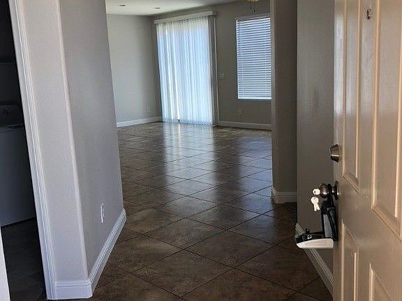 4th image of 985 Mackenzie River Ave