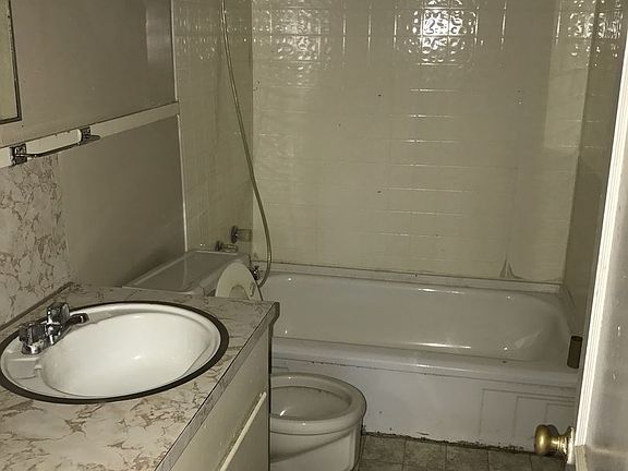 4th image of 3811 Conway St