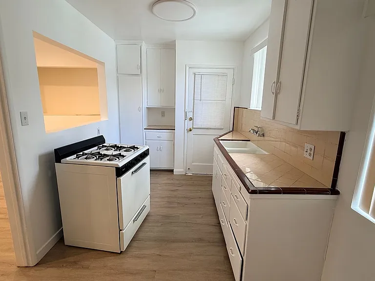 4433 Hazeltine Avenue — Photo 3