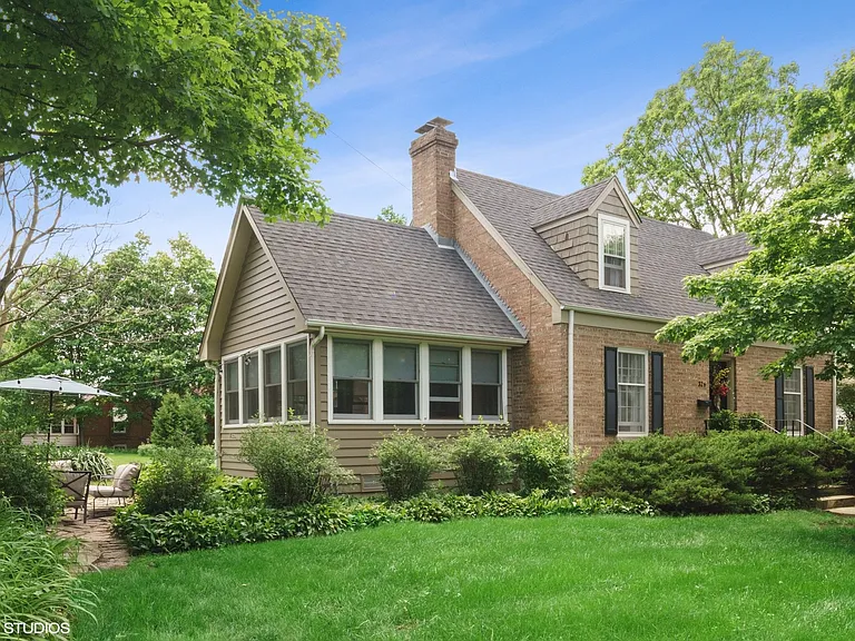 326 W Evergreen St — Photo 1
