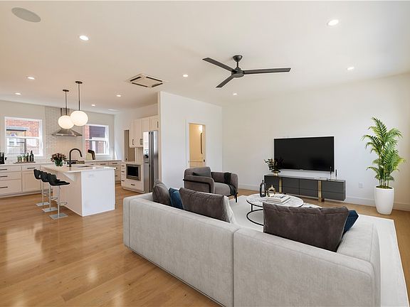 4th image of 324 SW Sweetspire Ct