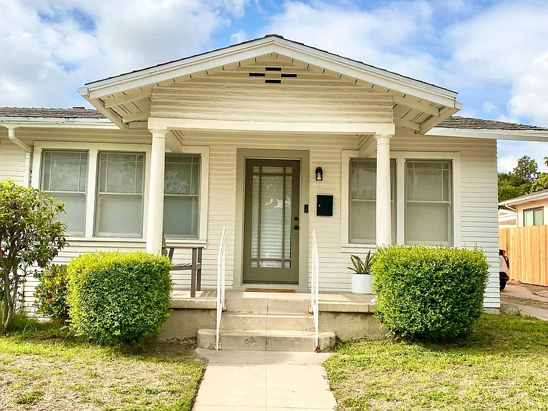 2406 Ridgeview Ave — Photo 1