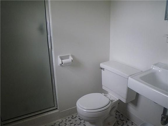 5th image of 12 Hickory Pond Dr