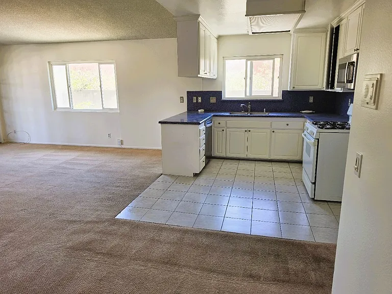4442 E Addington Dr — Photo 2