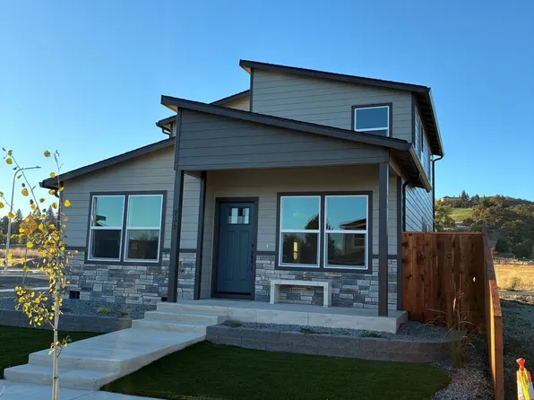 953 Honey Bee St, Medford, OR 97501
