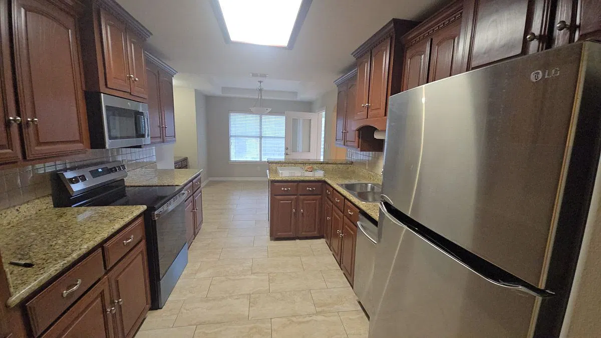 3 bed, 2.0 bath, 1867 sqft, $1,900 — Photo 3