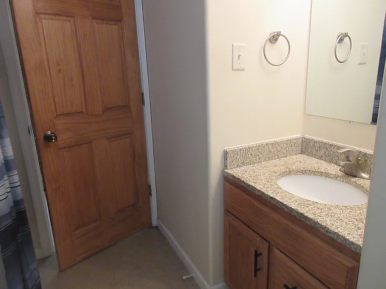 main bathroom (bathtub)