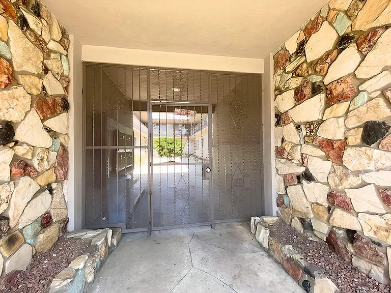 228 S Mariposa Ave #17 — Photo 6