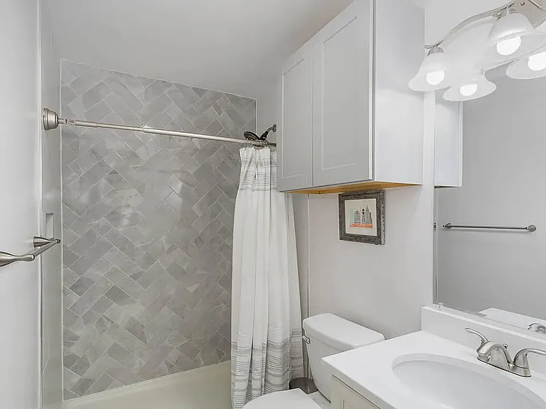 1147 Delano St — Photo 8