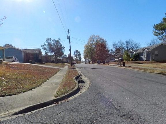 4th image of 612 Closhire Ln W