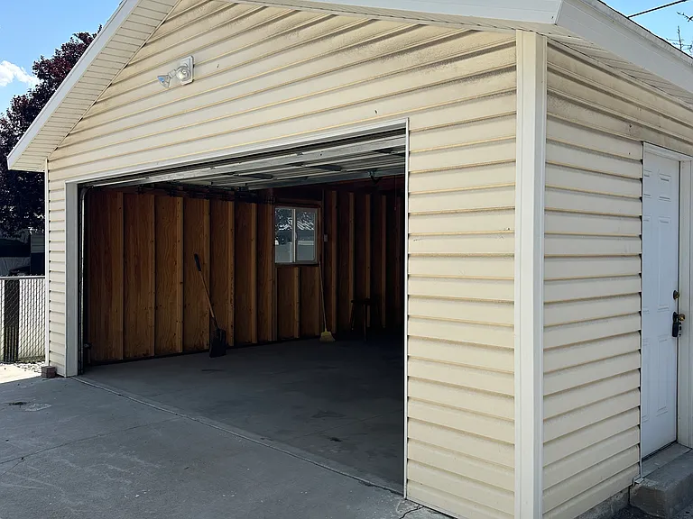 683 W 6th Ave — Photo 3