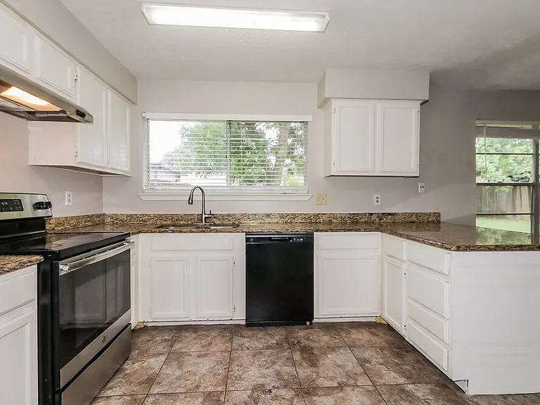 11923 Yeatmah Ln — Photo 8