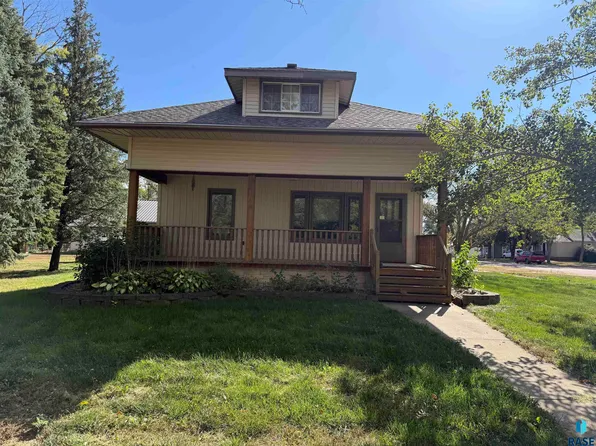 201 E 3rd St, Marion, SD 57043