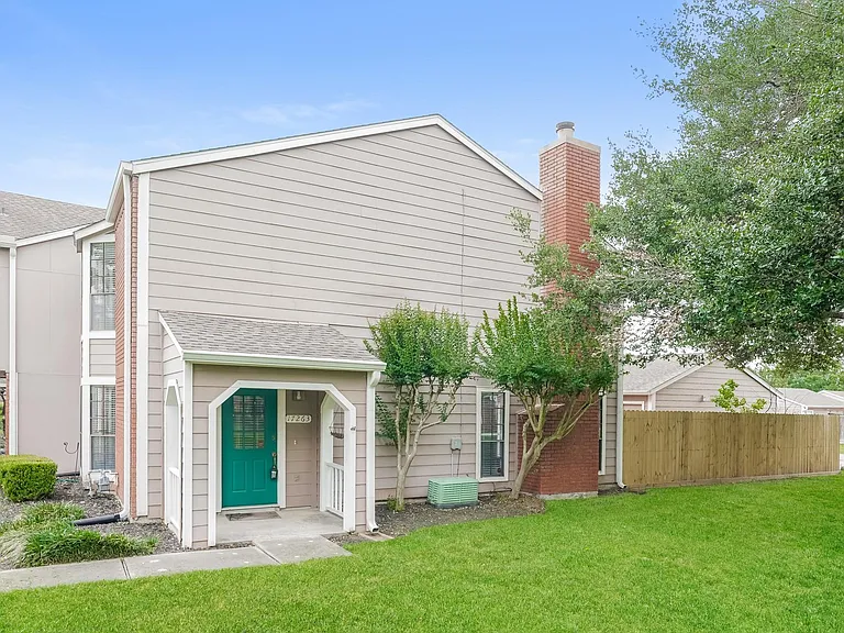 17263 Saturn Ln — Photo 2