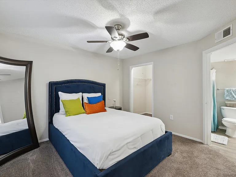 2 Bedroom (Renovated) - 2 Bed / 2 Bath - 962 Sq.Ft.