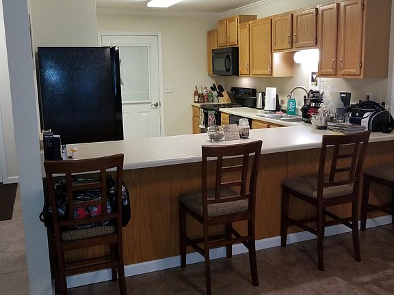 Kitchen and Breakfast Bar