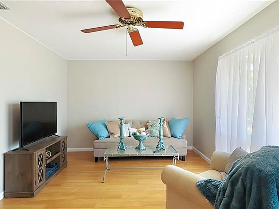 4th image of 501 41st Ave NE