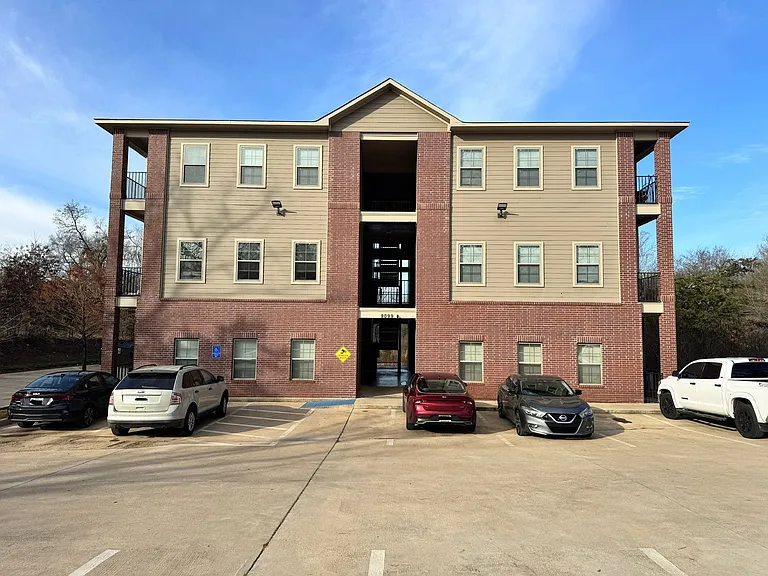 Bellwood Lake Apartments — Photo 1