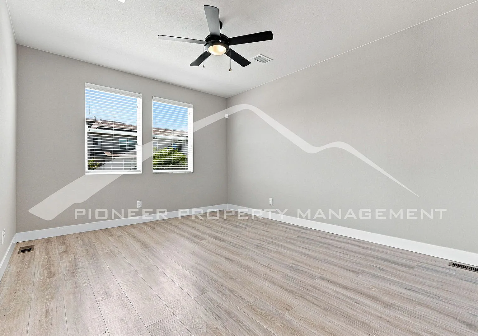 Spacious Townhouse with Central AC and 2-Car Garage — Photo 3