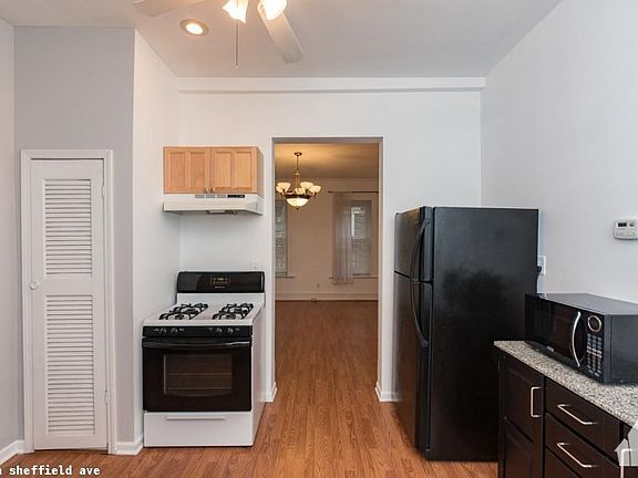 4th image of 1867 N Sheffield Ave #424