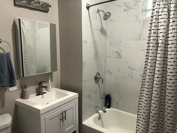 5th image of 2227 N Leavitt St #1F