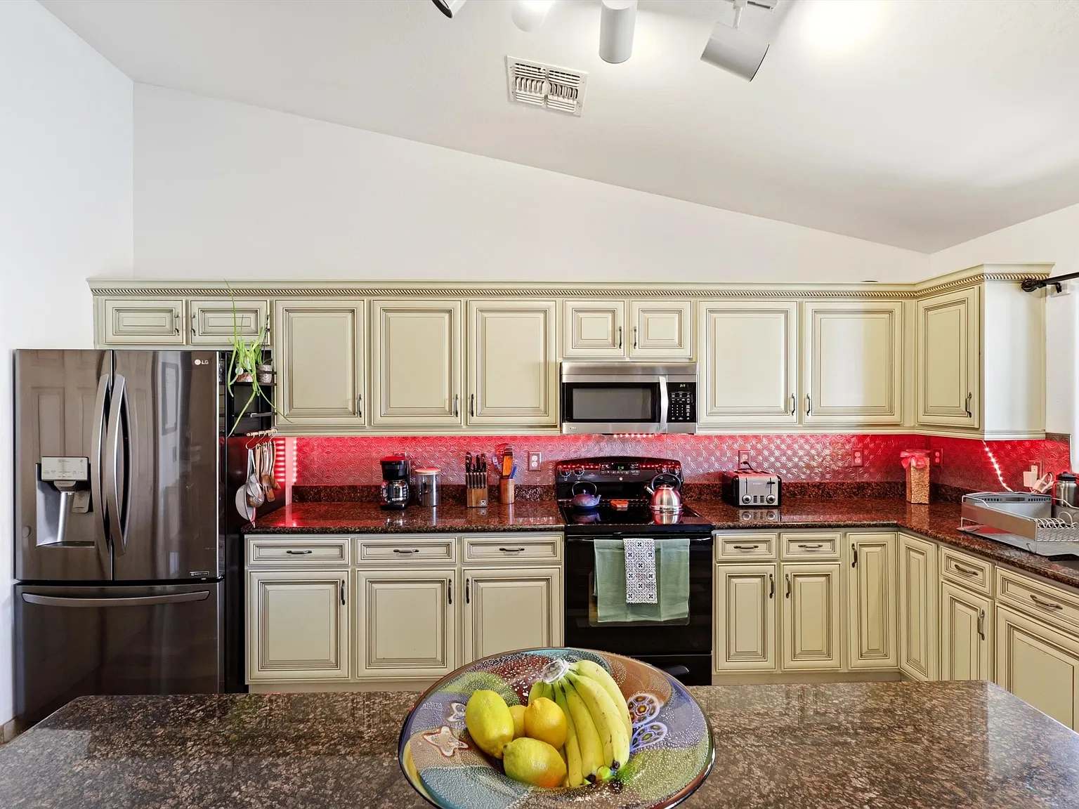 4 bed, 2100 sqft, $3,500 — Photo 4