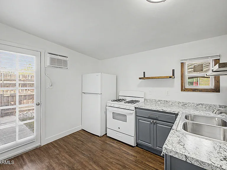 317 N Elm St — Photo 29