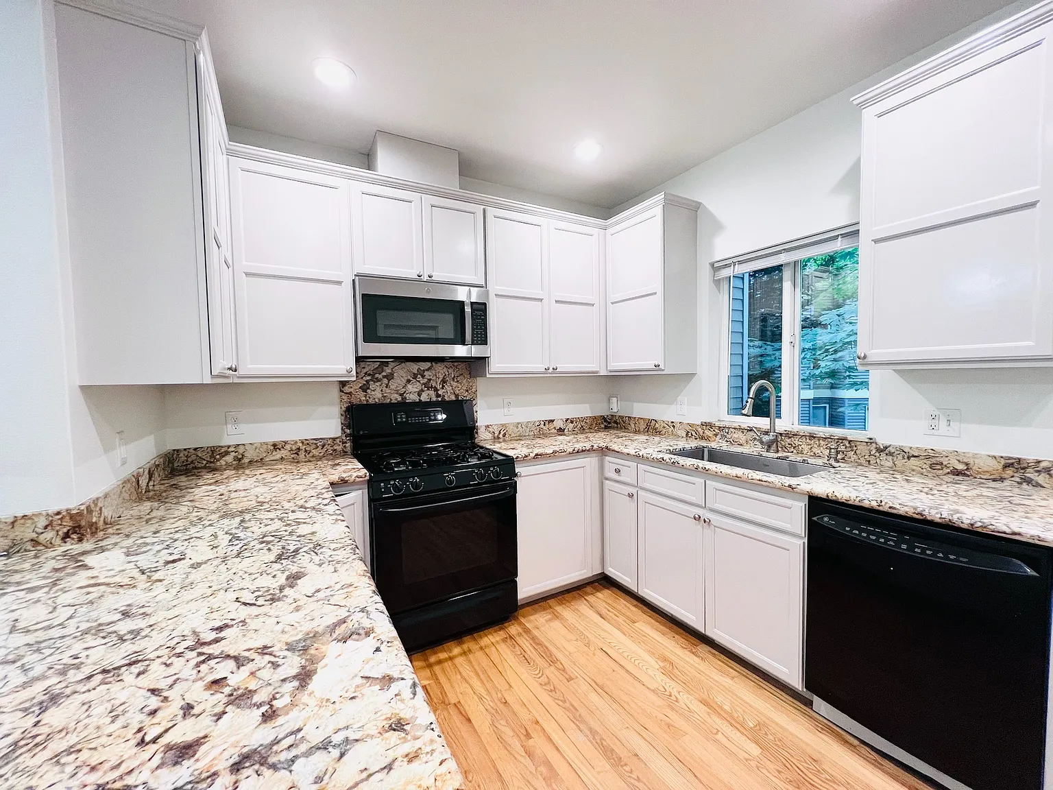 2 bed, 2.5 bath, 1609 sqft, $3,500 — Photo 4