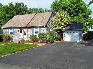 32 Willow Ave, Middletown, RI 02842