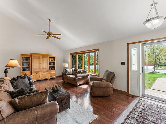 4th image of 2622 Squire Dr