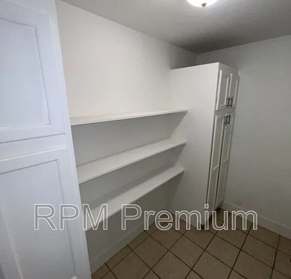 464 Wilton Dr — Photo 14