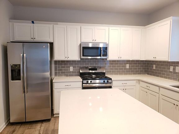 5th image of 72 Laurel Ln