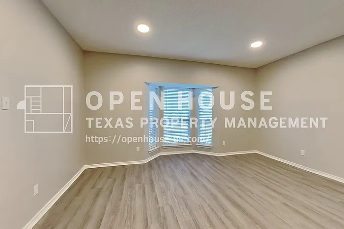 2621 Primrose Ln — Photo 3