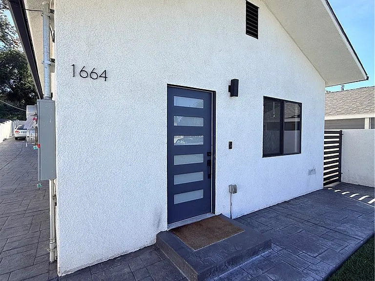 1664 Glen Ave — Photo 3