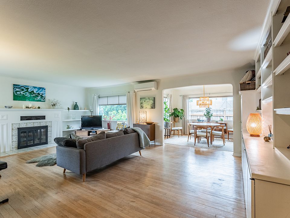 Large Living area with two built ins