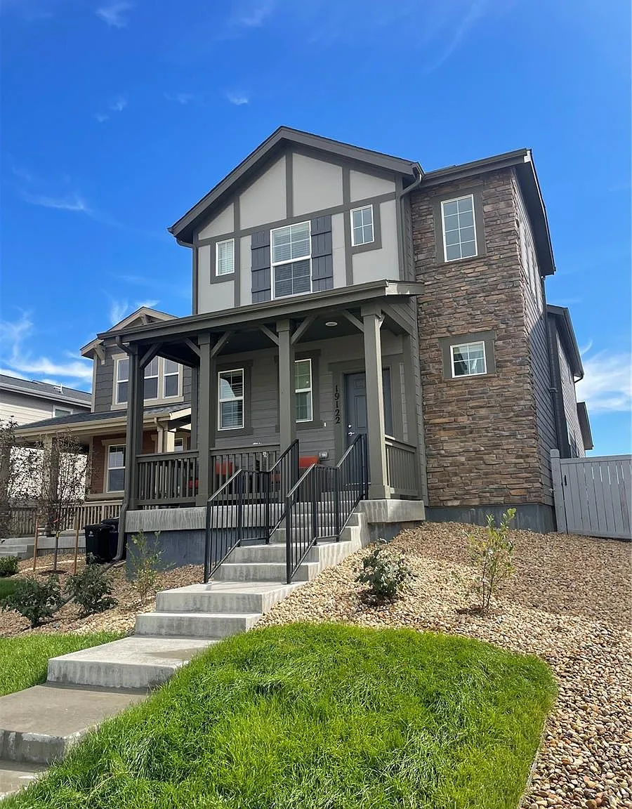 4 bed, 2.5 bath, 2019 sqft, $3,000 — Photo 1