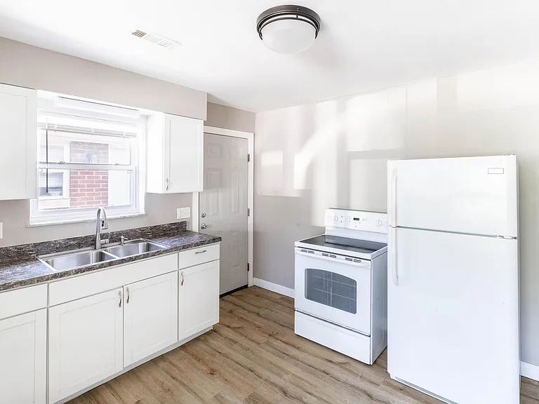 617 N Oxford St — Photo 7
