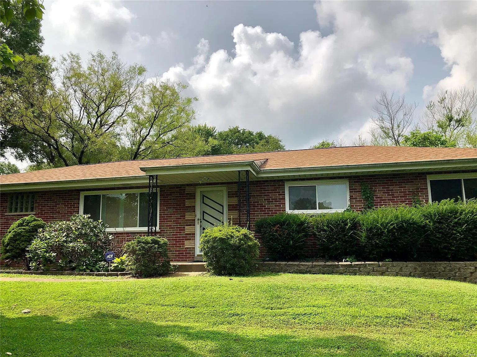 1044 Poplar Dr photo 1