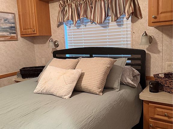 4th image of 296 Shoreline Dr