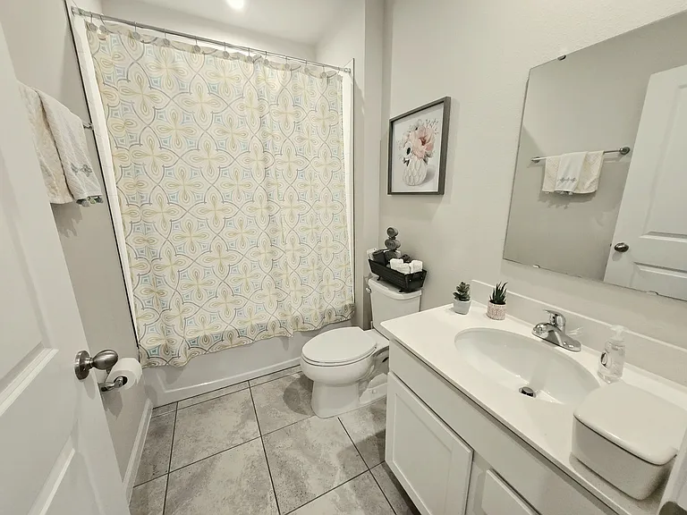 1121 Lexington Ln — Photo 8