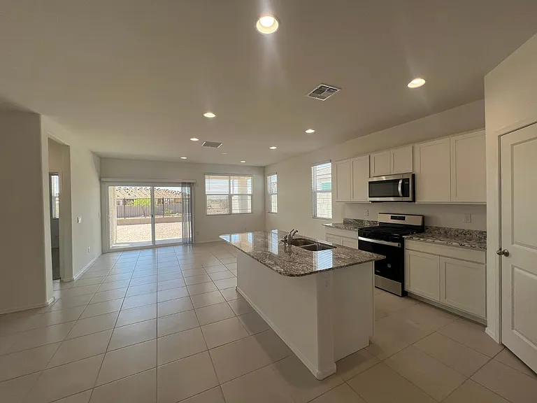 15645 W Desert Hollow Dr — Photo 3