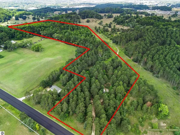 1216 Hoch Rd, Traverse City, MI 49696