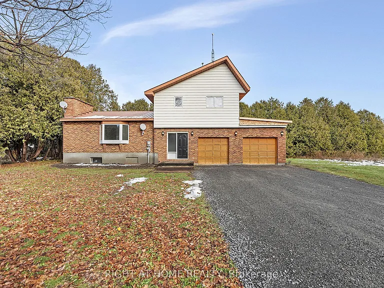 1864 Manotick Station Rd — Photo 1