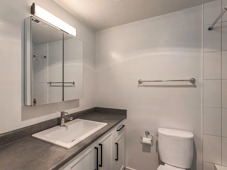 950 Rockland Ave — Photo 10