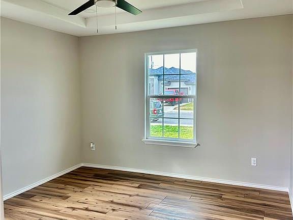 4th image of 810 Hawk St