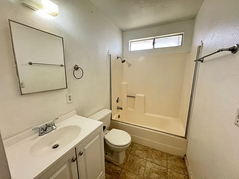 736 Commercial — Photo 5