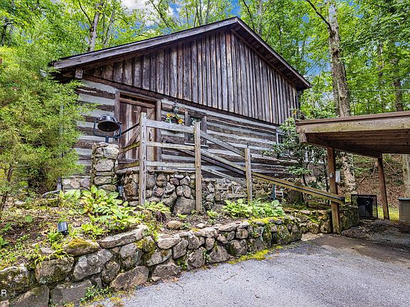 2nd image of 2741 Mountain View Cir