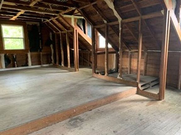 5th image of 202 Maplewood Garage