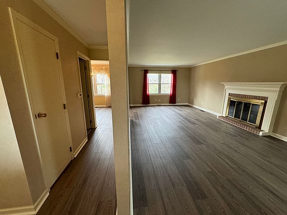 4th image of 1215 S Park Dr
